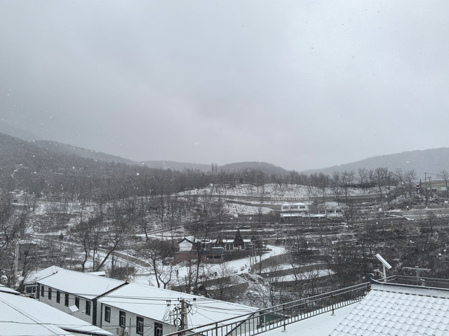 12月12日清晨，海拔千米的房山区蒲洼乡东村降雪，漫山松枝裹银纱，蜿蜒的山脊步道若隐若现。隗心怡摄