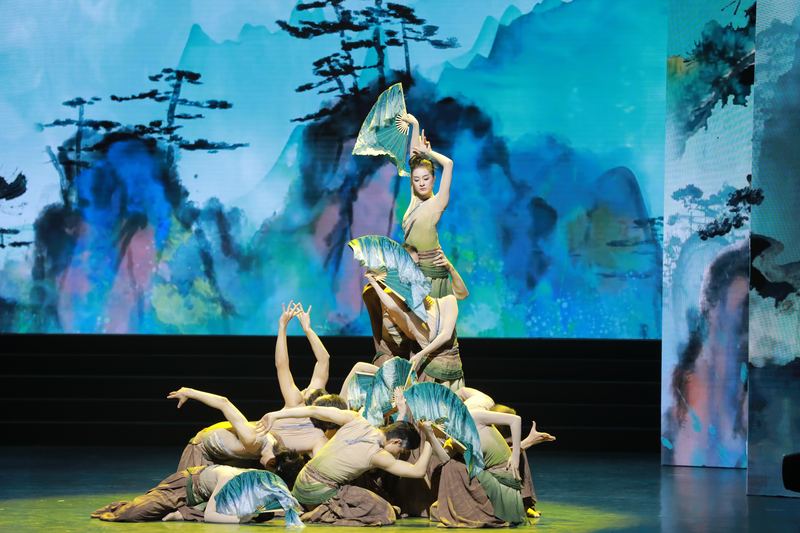 12月11日，2025北京校园廉洁文化建设系列展示活动现场，北京舞蹈学院青年教师表演群舞《松》。北京教育融媒体中心供图