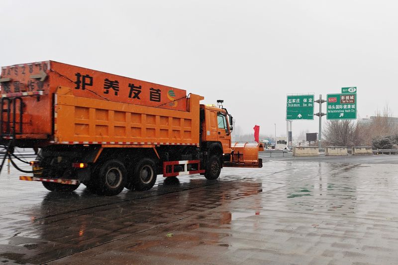 京津冀三地高速公路养护企业联合开展扫雪铲冰。首发养护公司供图