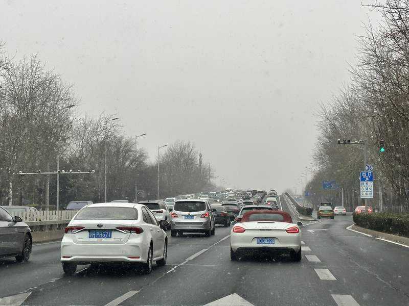 今天中午，二环路车流量较大。新京报记者 王贵彬 摄