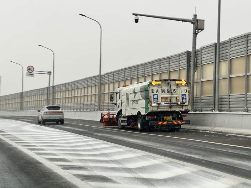 京新高速上，环卫车辆正在进行扫雪作业。新京报记者 王贵彬 摄