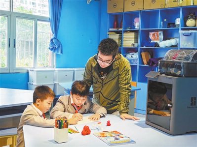 福建省厦门市大同小学四年级学生动手实践，感受3D打印魅力。学校供图
