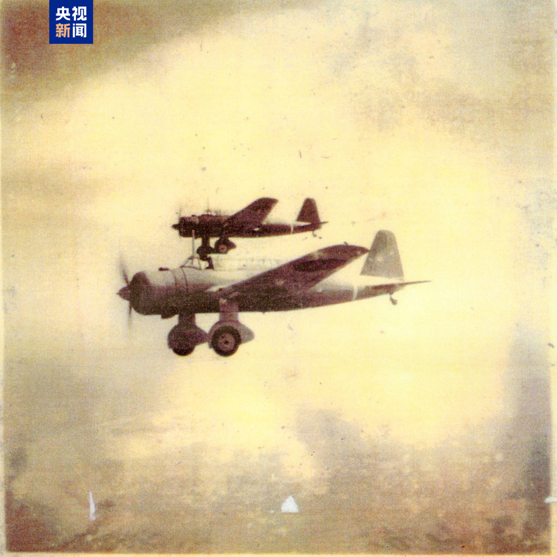 △七三一部队成员樱永孝雄驾驶97式轻轰炸机在南京上空飞行（图片由侵华日军第七三一部队罪证陈列馆提供）