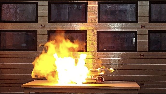 消防实验中卡式炉发生爆炸。大兴消防供图