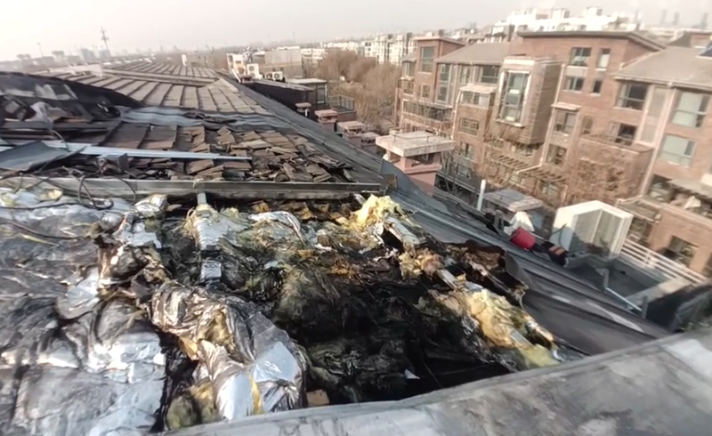 明火施工将屋顶防水材料引燃。朝阳消防供图