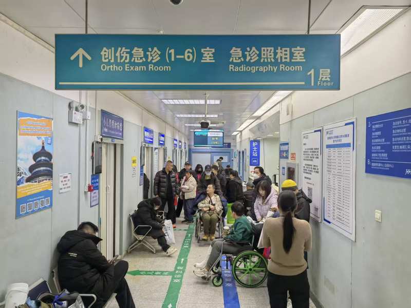 北京积水潭医院急诊，患者在诊室外候诊。北京积水潭医院