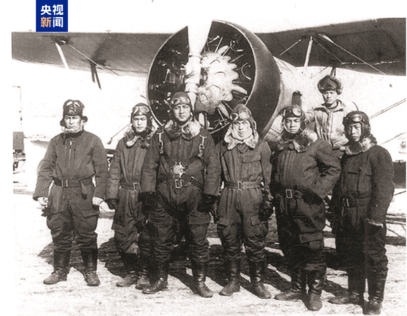 △七三一部队航空班成员，左三为负责在常德上空撒鼠疫菌的增田美保（图片由侵华日军第七三一部队罪证陈列馆提供）