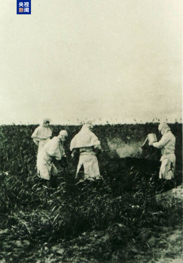 △七三一部队野外实验后进行现场消毒（图片由侵华日军第七三一部队罪证陈列馆提供）