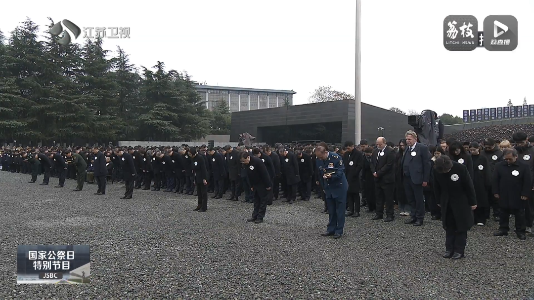 拉響防空警報(bào)，現(xiàn)場(chǎng)默哀。