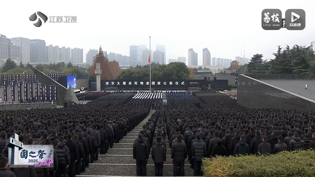 奏唱《中華人民共和國(guó)國(guó)歌》