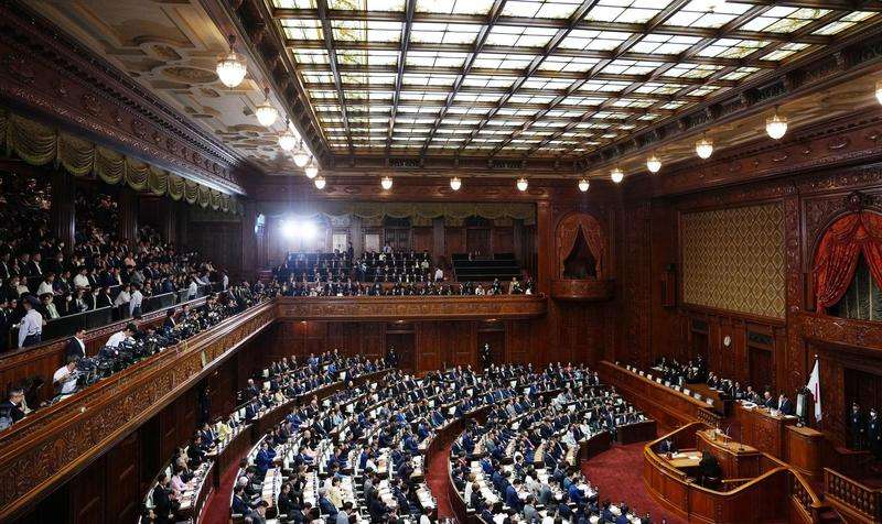 这是10月21日在日本东京拍摄的临时国会众议院首相指名选举现场。新华社记者贾浩成摄