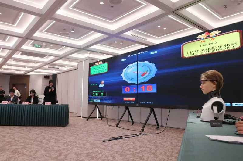 清华大学附属中学广华学校辩论队与机器人同台辩论。新京报记者李木易 摄