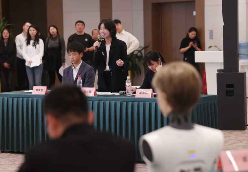 在辩论赛中，高中生选手的逻辑思辨与机器人的精准应答碰撞出精彩火花。新京报记者 李木易 摄