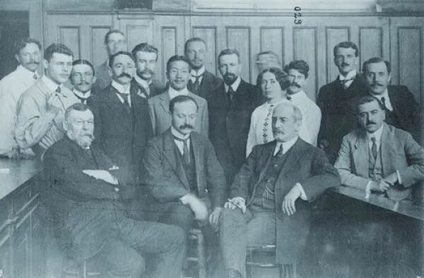 赵承嘏（第二排左三）离开瑞士日内瓦大学时合影。图片来源：《中国科学报》