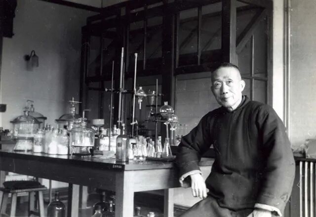 赵承嘏在实验室。图片来源：中国科学院院士文库