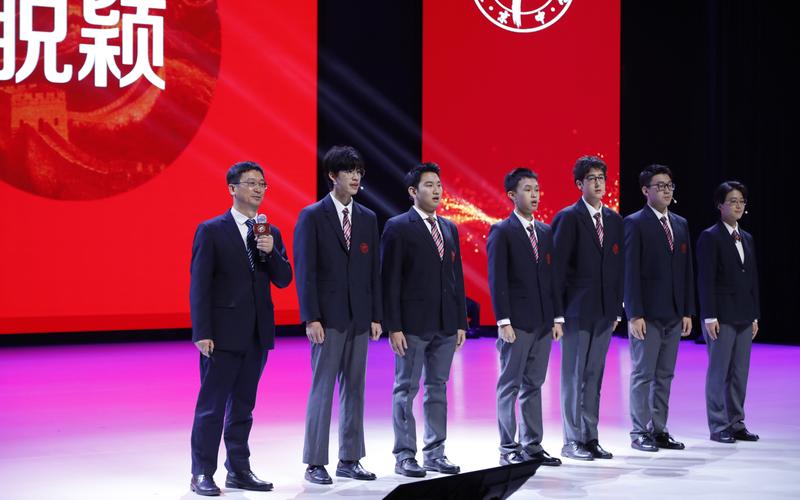 北京中学校长夏青峰（左）带领学生一起，用演讲、舞台表演等形式，展示北京中学的探索。 受访者供图