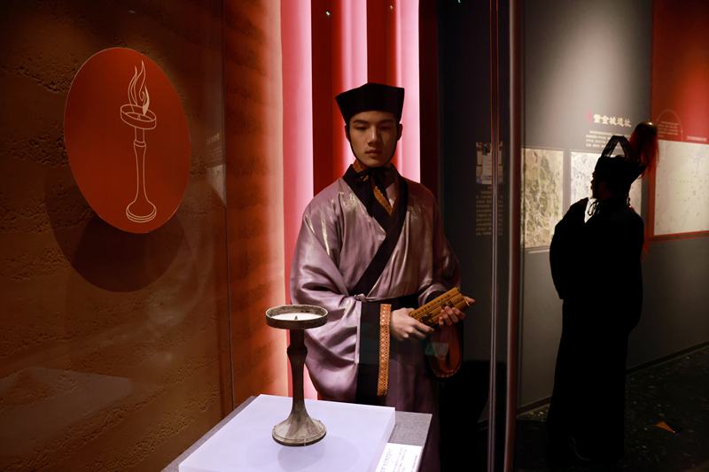 “李姬家”铭文青铜豆形灯。新京报记者 郭延冰 摄