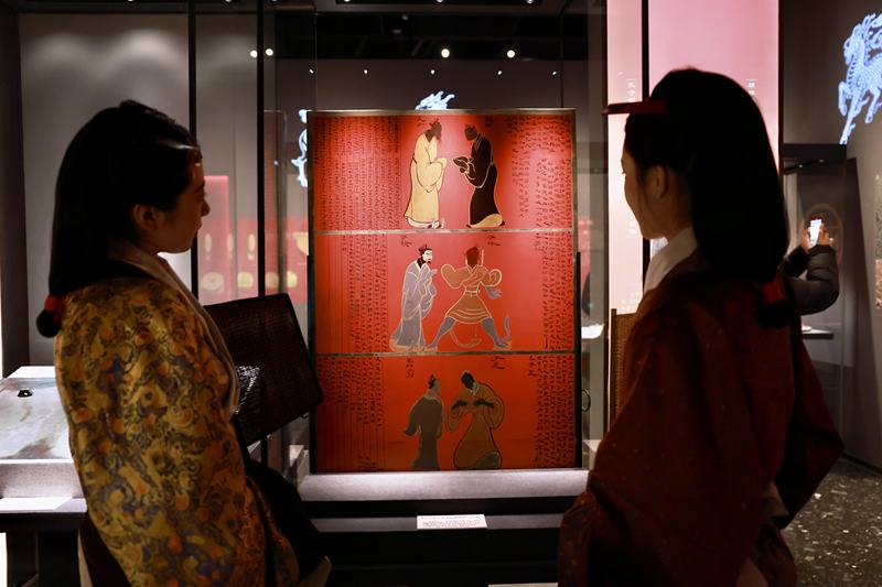 孔子漆衣镜。新京报记者 郭延冰 摄