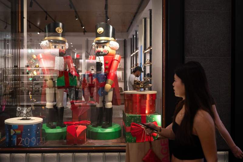 11月28日，人们在美国加州旧金山湾区城市圣何塞一家商场内购物。新华社发（朱子于摄）