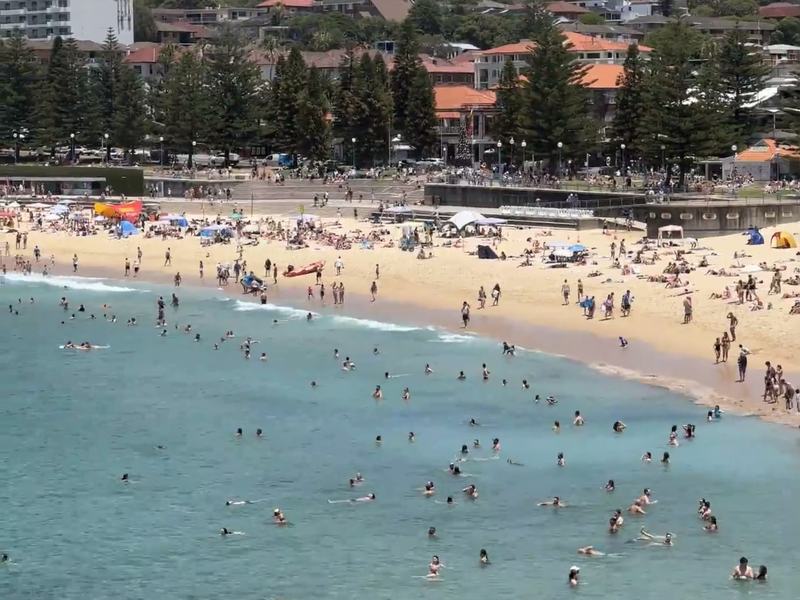 12月14日下午，枪击案发生前的邦迪海滩。受访者供图