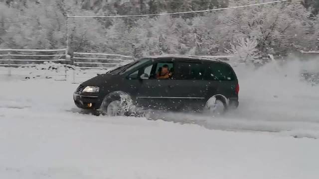 初代大众夏朗4Motion版雪地轻松<em>漂移</em>引热议