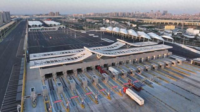 俯瞰海口新海港和南港“二线口岸”（货运）集中查验场。中铁广州局供图