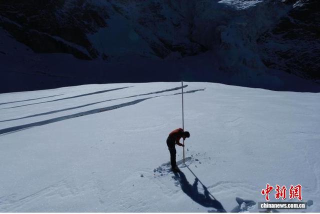 本项研究在瑞士一处冰川进行质量平衡测量（图片来自Lander Van Tricht）。施普林格·自然 供图