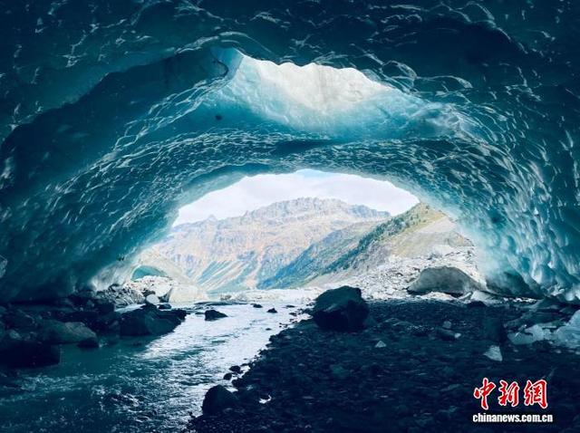 本项研究于2025年10月拍摄的一处冰川前缘冰洞内影像（图片来自Lander Van Tricht）。施普林格·自然 供图