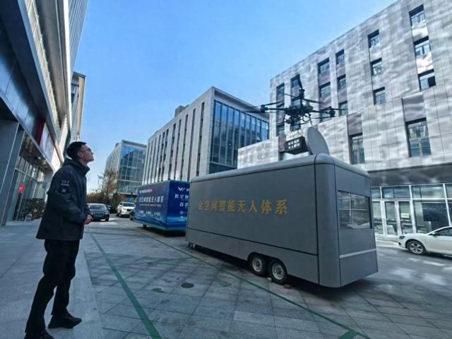 10月30日，吉林省通途创新智能科技有限公司工作人员正在开展无人机物流配送工作。新华社记者王帆 摄