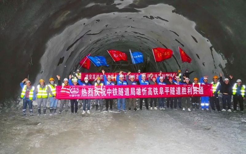 12月15日上午，长隧雄忻高铁阜平隧道顺利贯通。利贯图/