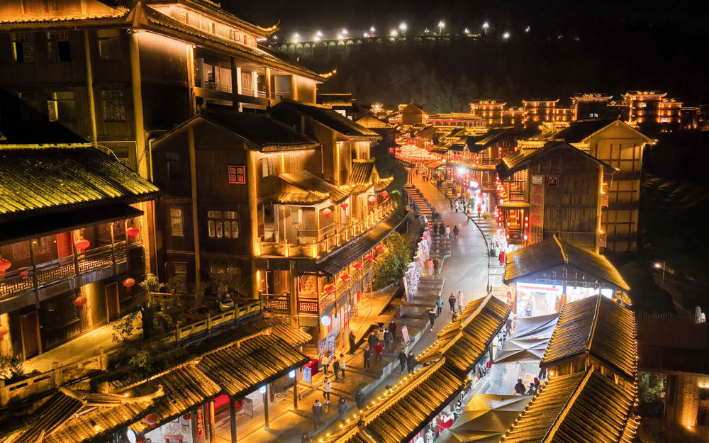 （上图：重庆洪崖洞夜景。）