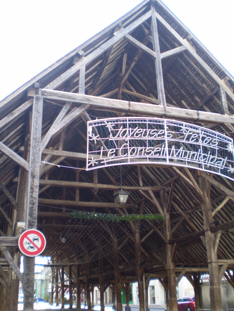 巴黎郊区小镇上一古典集市原址。陈映芳 摄于2008年11月