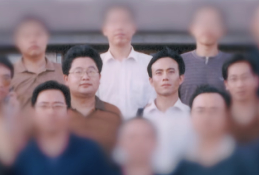 ▲图片中间位置的两位人物，左为刘一周，右为本文作者张河清。图/南方+客户端