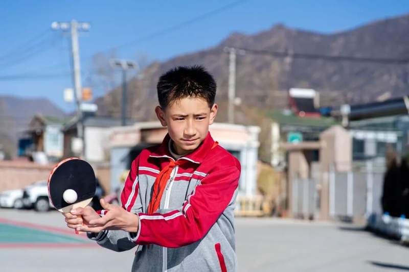 预选赛上正在专注打球的“乒乓小将”。 北京扬帆公益基金会供图