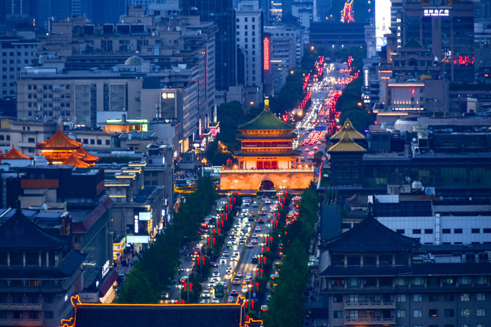 （上图：西安钟楼商圈夜间。）