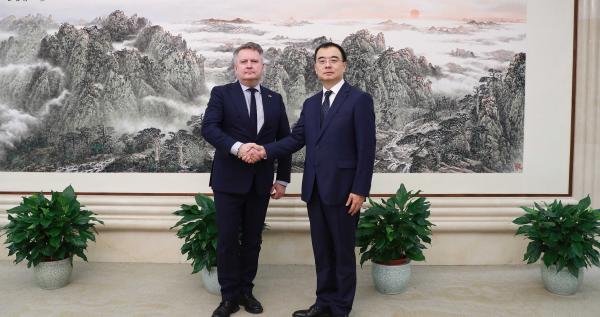 外交部部长助理刘彬同乌克兰第一副外长基斯利察举行中乌外交部政治磋商