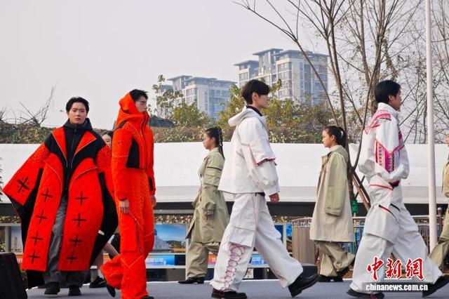 12月18日，四川达州，模特身穿AI设计大赛获奖作品在T台上展示。中新社记者 张浪 摄