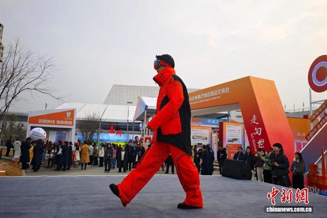 12月18日，四川达州，模特身穿AI设计大赛获奖作品在T台上展示。中新社记者 张浪 摄