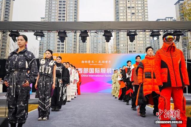 12月18日，四川达州，模特身穿AI设计大赛获奖作品在T台上展示。中新社记者 张浪 摄