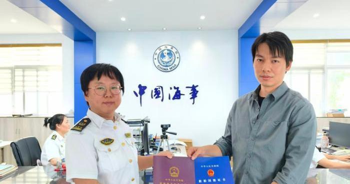 中国首艘专用火箭回收船在海南自贸港完成船舶登记