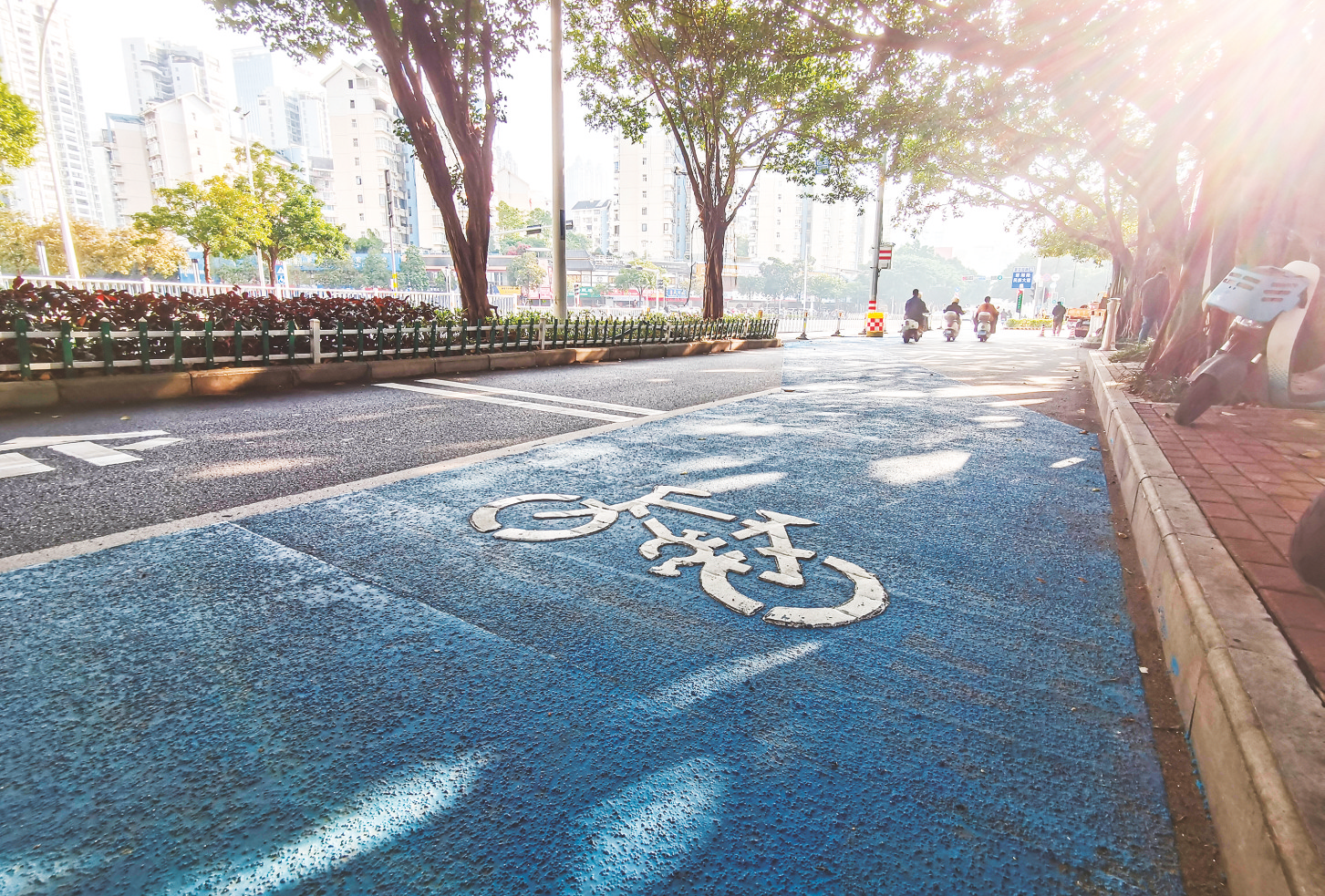     新启用的蓝色防滑路面清晰指引电动自行车行驶方向。    本报记者韦峭 摄