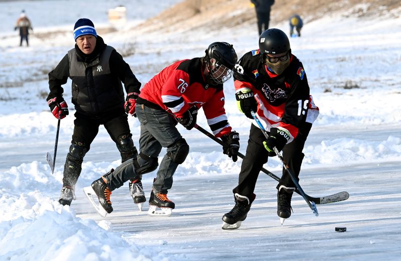 2025年12月14日，沈阳怒江公园冰场一片热闹景象，市民们尽享冬日冰雪乐趣。图/IC photo