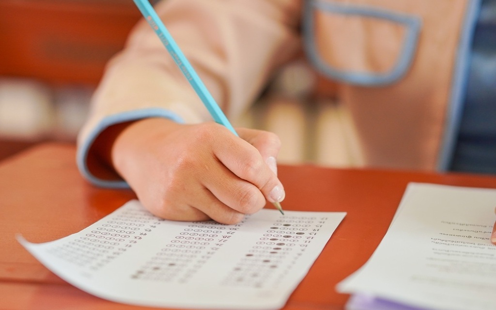 新京报：一学期考一次，减轻小学生负担