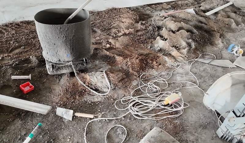 体育馆内私拉乱接的电源线。新京报记者 展圣洁 摄