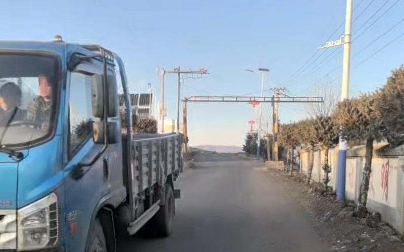 限高杆所在地是运粮必经之路。受访者供图