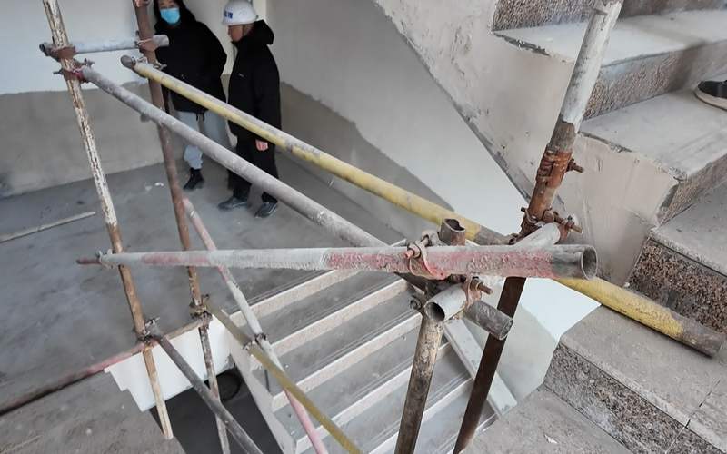 不规范的护栏，有高坠风险。新京报记者 展圣洁 摄