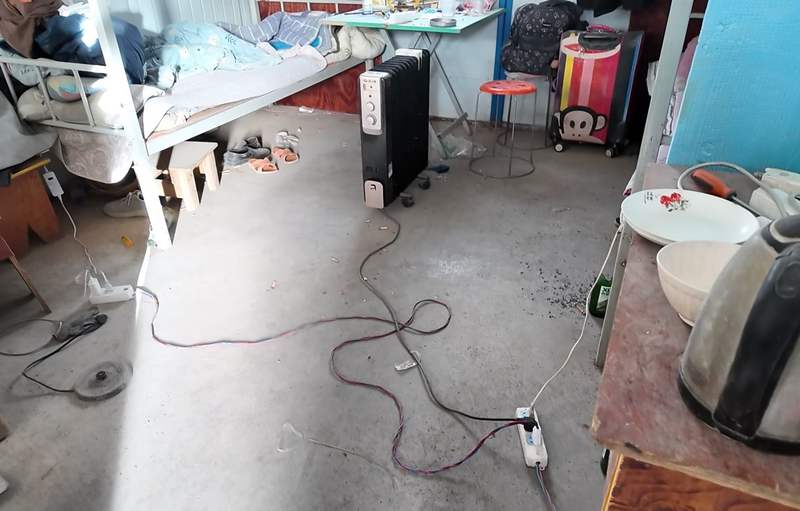工人宿舍内，一地烟头和随意摆放的电器。新京报记者 展圣洁 摄