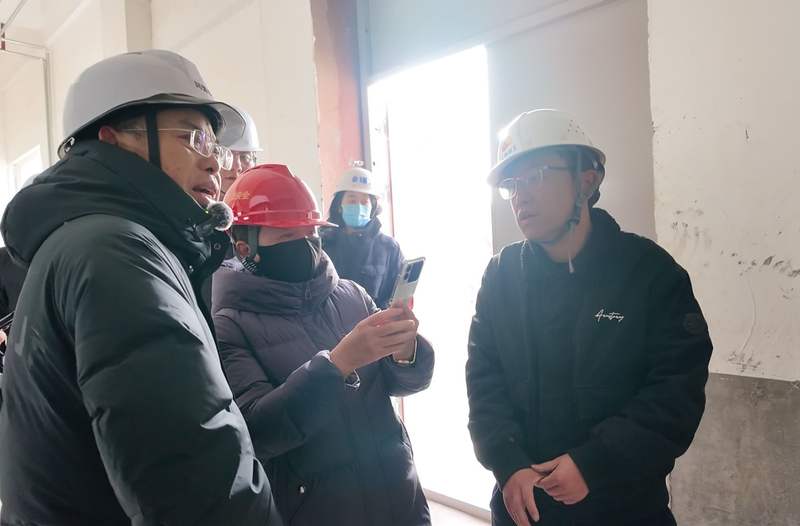 考核巡查组专家在查看消防水池。新京报记者 展圣洁 摄