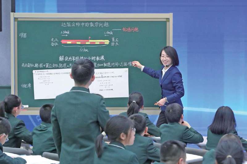 数学课上，教师吴娟娟为五年级学生讲《达维会师中的相遇问题》。　受访者供图