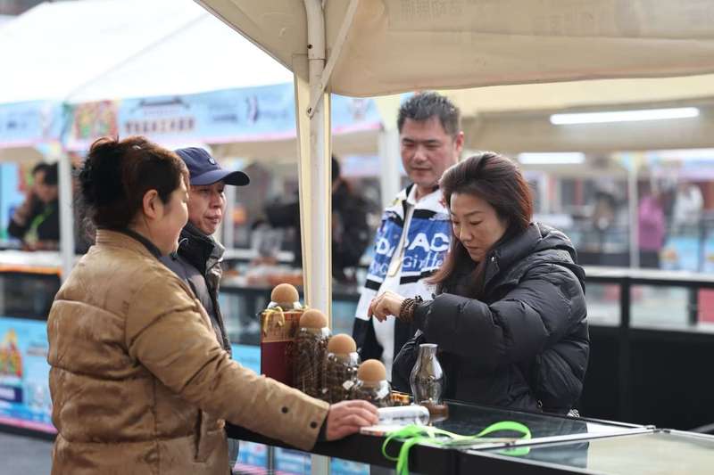 12月19日，潘家园首届串文化节暨串王争霸赛开启。新京报记者 王飞  摄